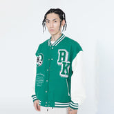 Farblich passende Armband-Baseballjacke